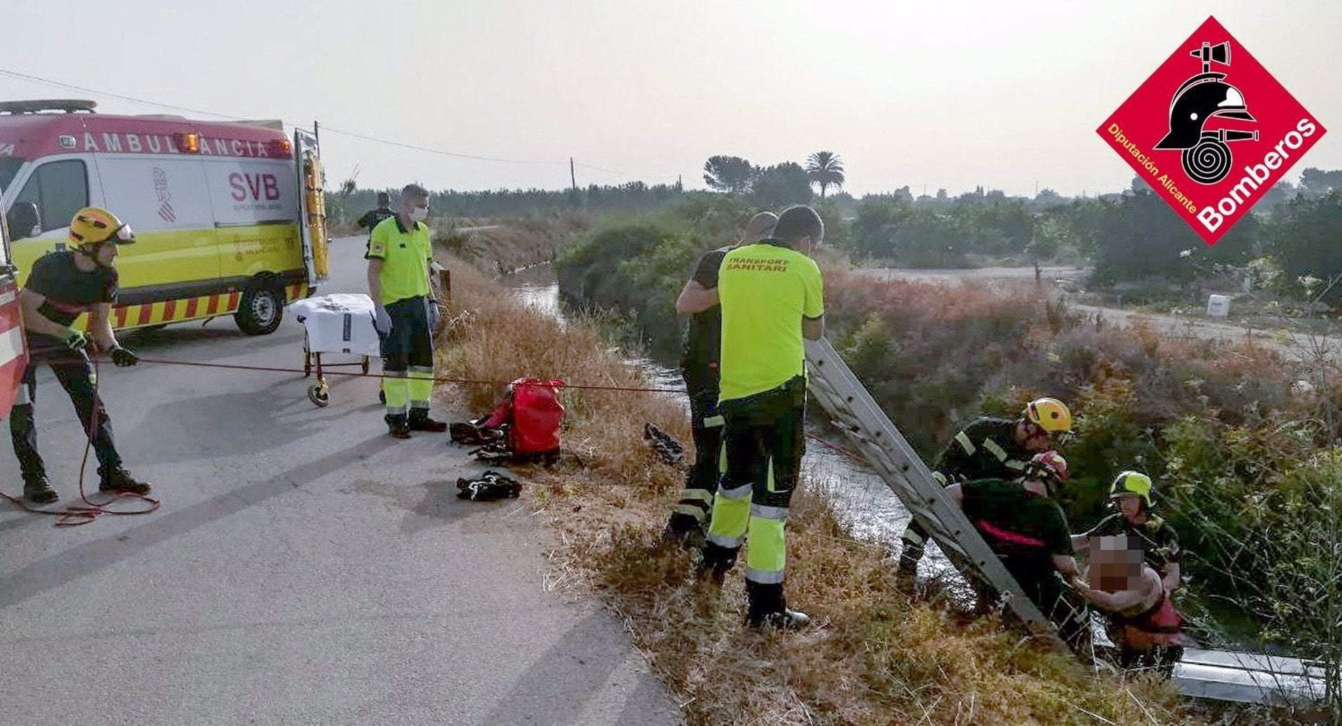 Bomberos de Alicante rescatan un coche en una acequia de Almoradí Bomberos de Alicante rescatan un coche en una acequia de Almoradí