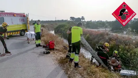 Rescate de un conductor en una acequia de Almoradí Rescate de un conductor en una acequia de Almoradí