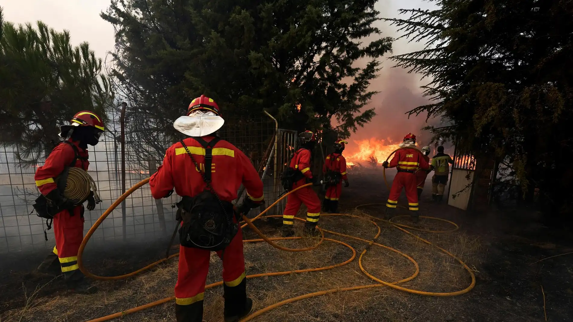 Efectivos de la UME trabajando en la extinción del incendio en Ávila