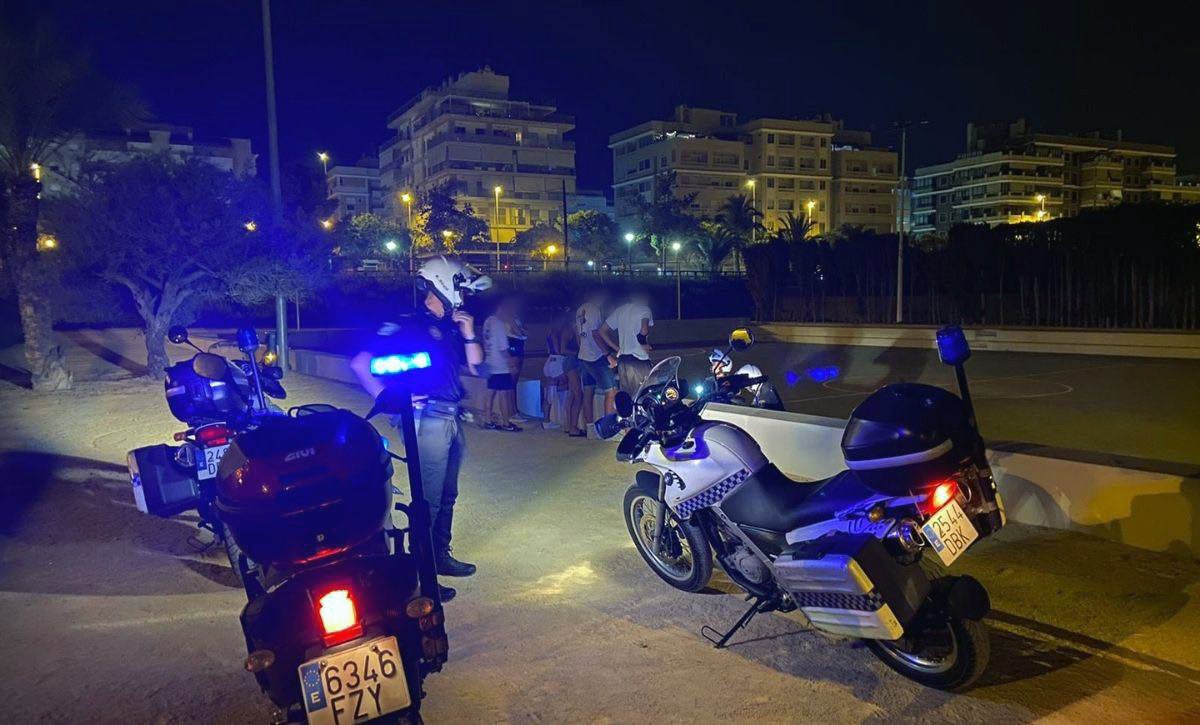 Elche cierra su semana de ‘no fiestas’ con casi 500 sanciones por consumo de alcohol en la vía pública y más de 200 por no llevar mascarilla Elche cierra su semana de ‘no fiestas’ con casi 500 sanciones por consumo de alcohol en la vía pública y más de 200 por no llevar mascarilla