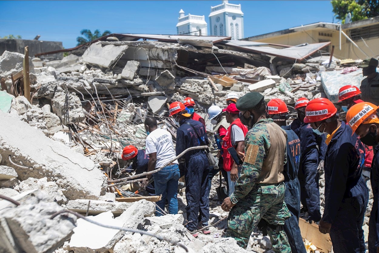 Haití supera el millar de muertos por el terremoto Haití supera el millar de muertos por el terremoto