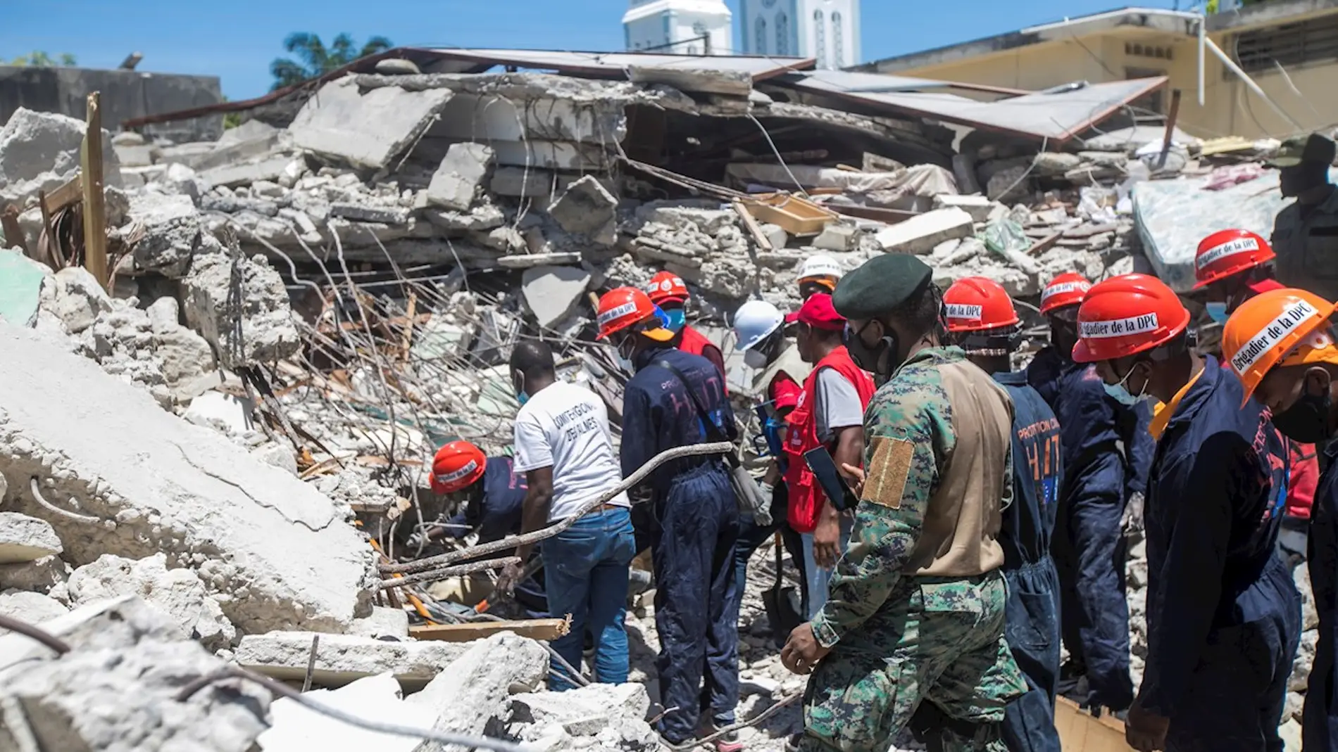 Los equipos de rescate buscan a los supervivientes del terremoto entre los escombros