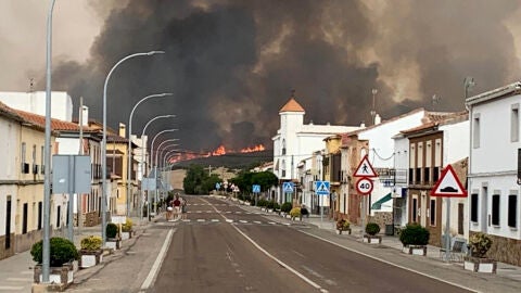 Vista del incendio acerc&aacute;ndose a Almuradiel
