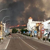 Vista del incendio acercándose a Almuradiel