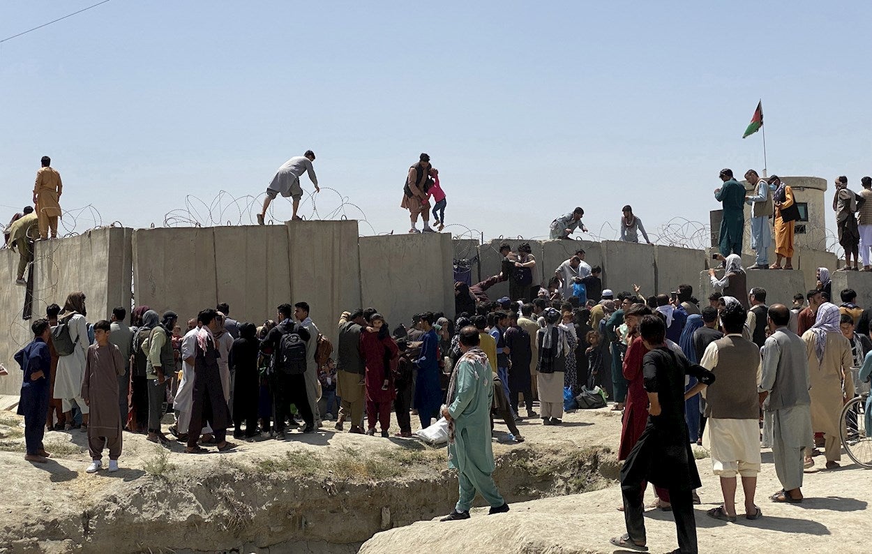 Se desata el caos en el aeropuerto de Kabul después de que los talibanes hayan tomado el control de Afganistán Se desata el caos en el aeropuerto de Kabul después de que los talibanes hayan tomado el control de Afganistán
