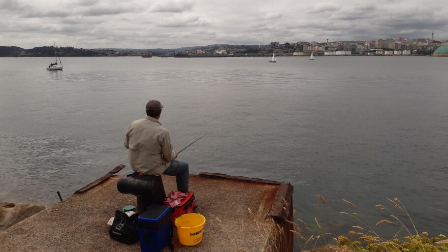 Pescador en el dique de abrigo de A Coru&ntilde;a