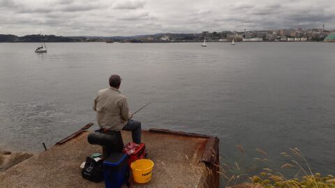 Pescador en el dique de abrigo de A Coruña