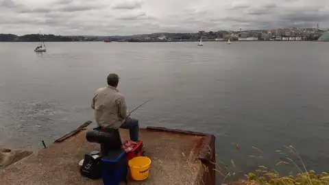 Pescador en el dique de abrigo de A Coruña Pescador en el dique de abrigo de A Coruña