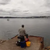 Pescador en el dique de abrigo de A Coruña Pescador en el dique de abrigo de A Coruña