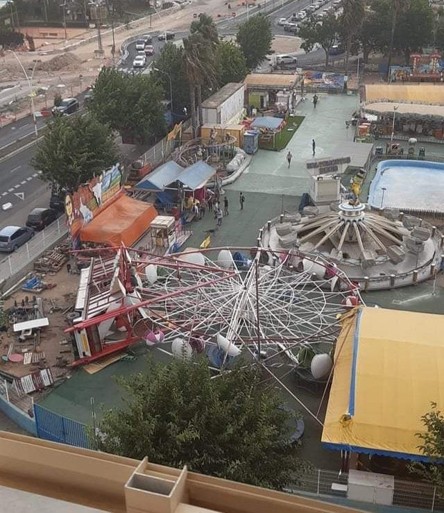 Las fuertes rachas de viento provocaron una tormenta de arena en Albacete y derribaron una noria en Gandía Las fuertes rachas de viento provocaron una tormenta de arena en Albacete y derribaron una noria en Gandía