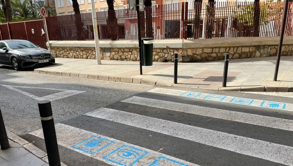 Paso de peatones en Elche con pictogramas.