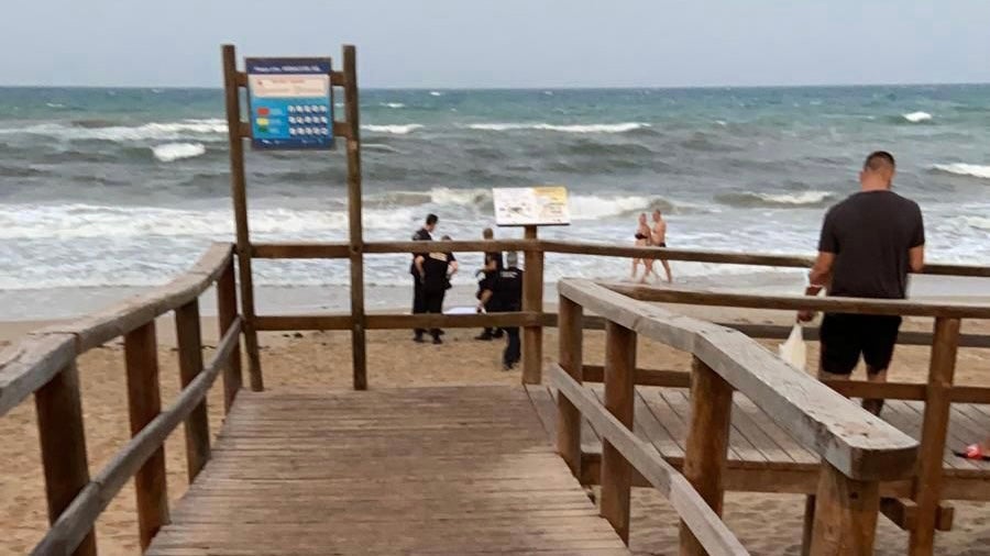Aparece el cadáver de un buzo en la playa de Arenales del Sol de Elche Aparece el cadáver de un buzo en la playa de Arenales del Sol de Elche