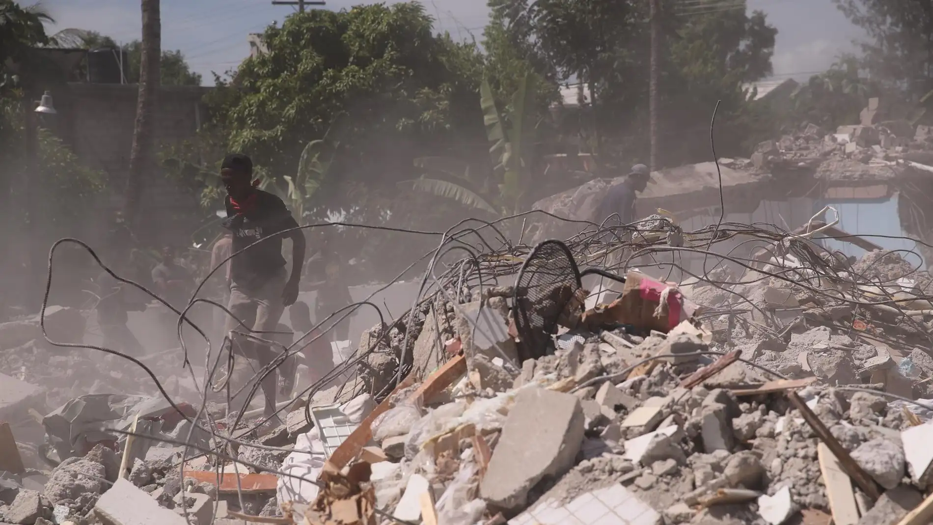 Personas rebuscando entre los escombros tras el terremoto de Haiti