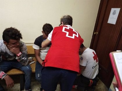 Localizada una patera con seis tripulantes argelinos en la Playa Levante de Benidorm Localizada una patera con seis tripulantes argelinos en la Playa Levante de Benidorm