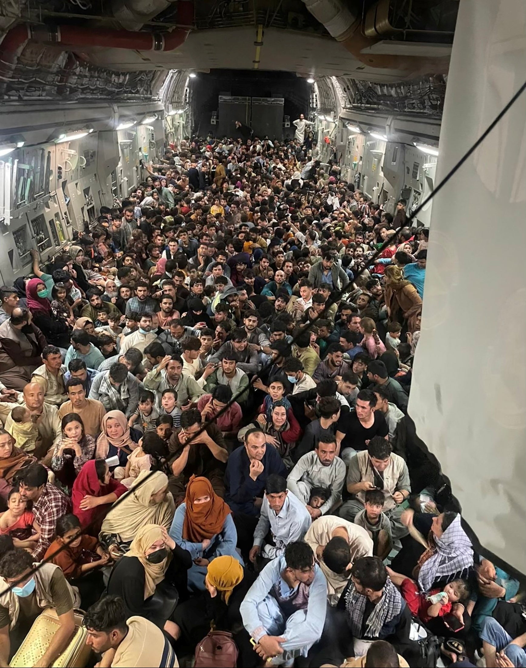 El heroico rescate de un avión militar estadounidense que ha salvado la vida a 640 afganos El heroico rescate de un avión militar estadounidense que ha salvado la vida a 640 afganos
