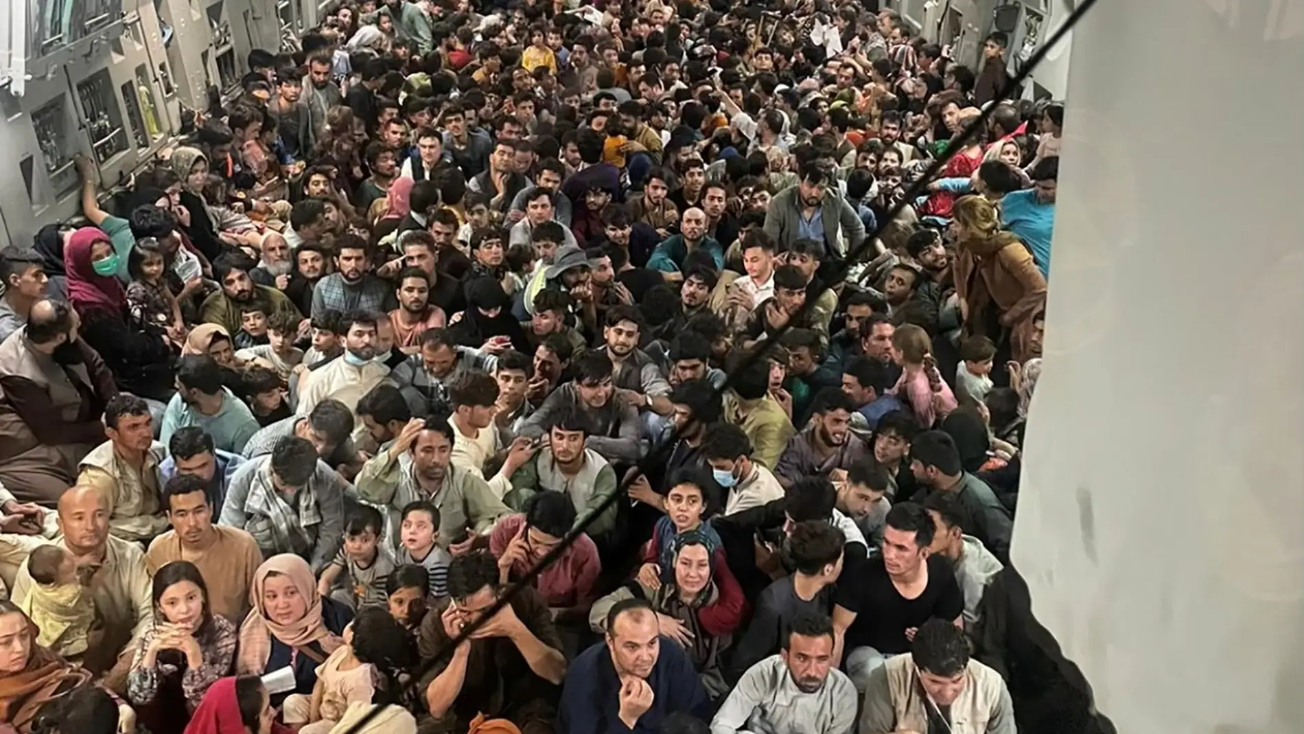 Los 640 afganos a bordo del avión estadounidense