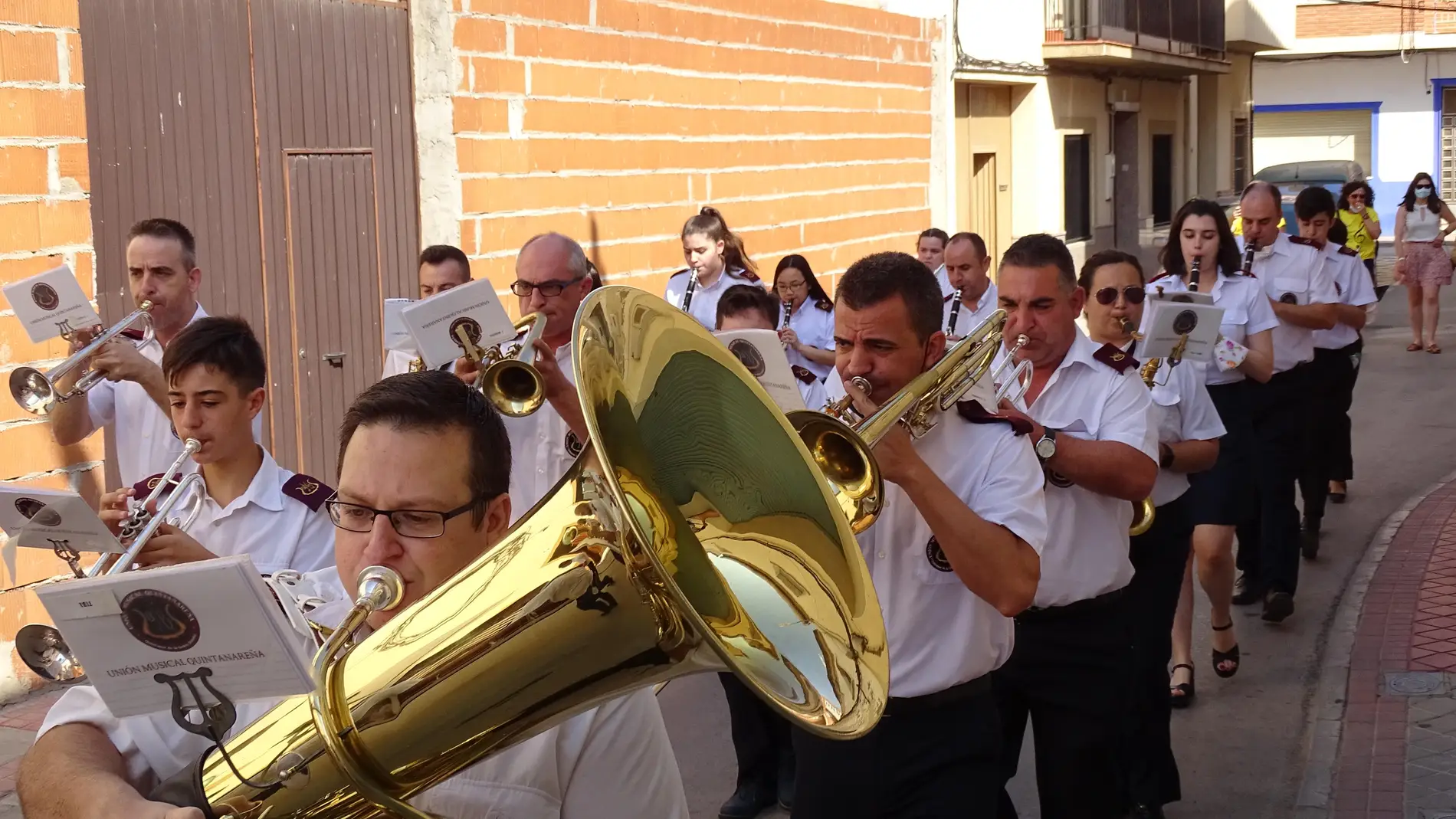 La UMQ lleva la música festiva por las calles de Quintanar