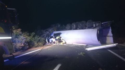 Colisi&oacute;n entre un cami&oacute;n frigor&iacute;fico y un turismo en la A-3 en Castillejo de Iniesta