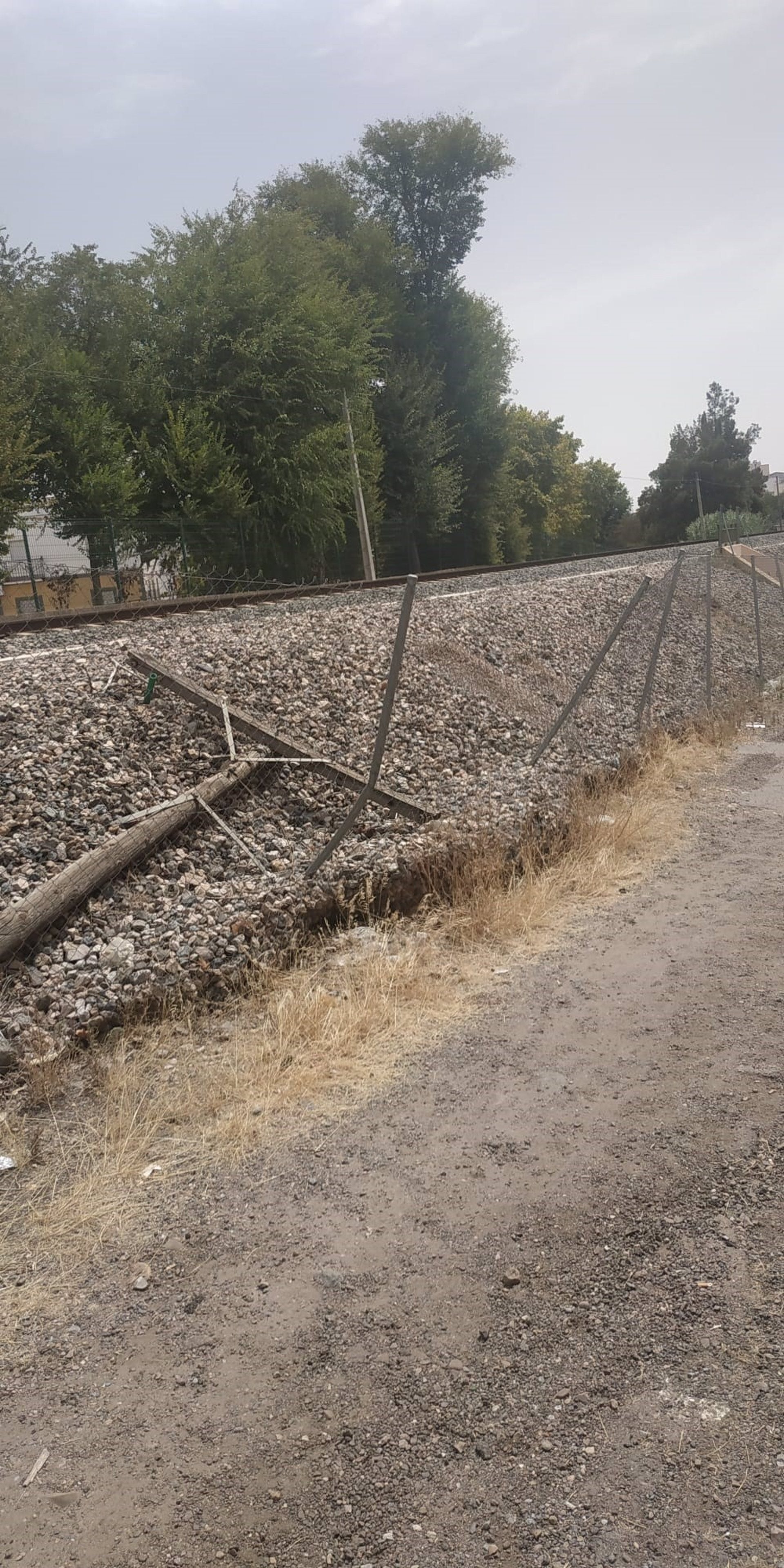 Unidas por Mérida advierte del "mal estado" de las vallas de protección de la vía férrea a su paso por 'La Chimenea' Unidas por Mérida advierte del "mal estado" de las vallas de protección de la vía férrea a su paso por 'La Chimenea'