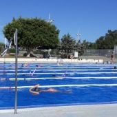 Mas de 300 niñas y niños han disfrutado de los cursos de natación municipales en Torrevieja 