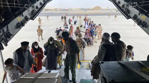 Despega de Kabul el primer avión con españoles y colaboradores afganos Despega de Kabul el primer avión con españoles y colaboradores afganos