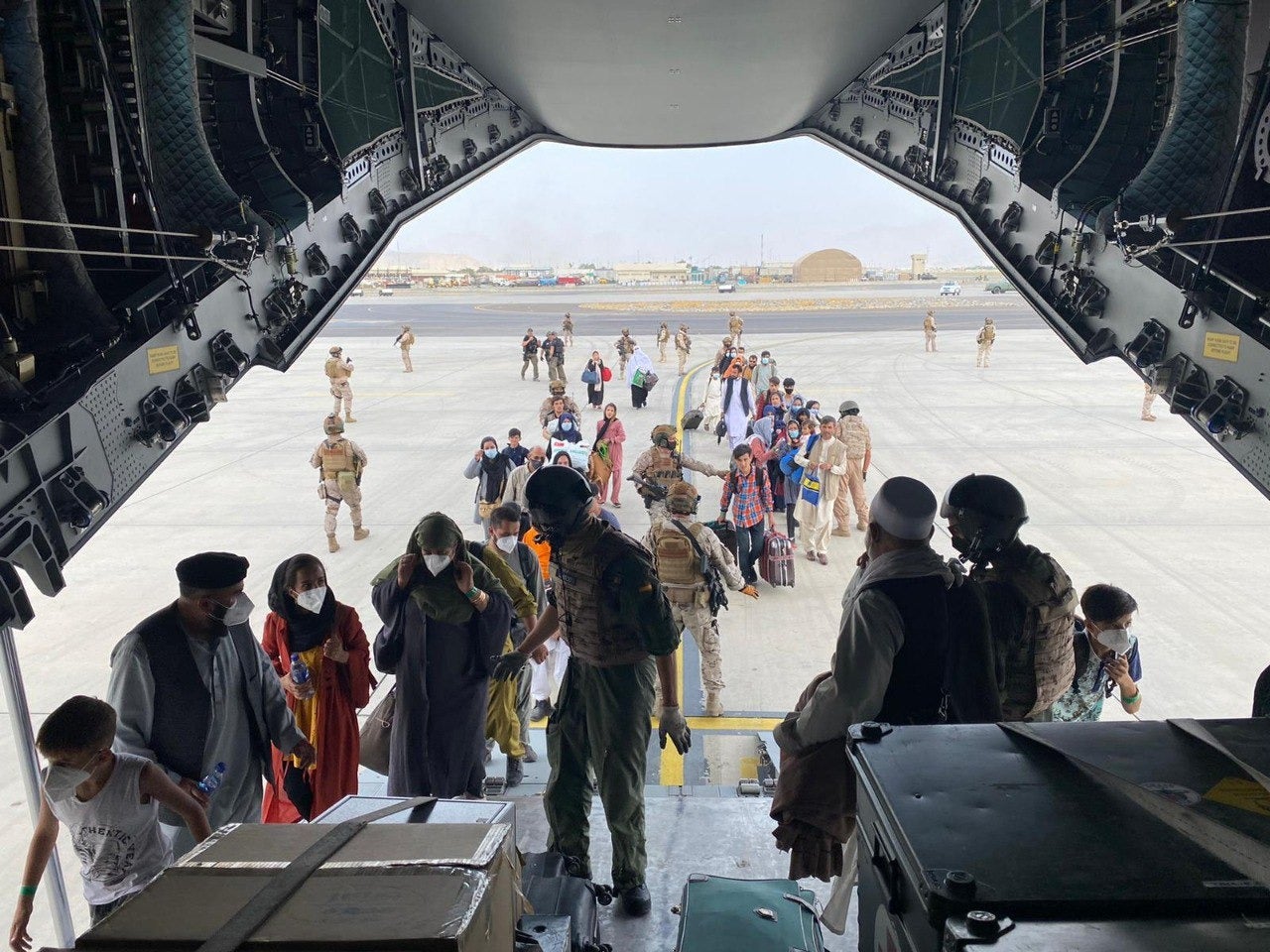 Despega de Dubái hacia Madrid el primer avión con españoles y colaboradores afganos Despega de Dubái hacia Madrid el primer avión con españoles y colaboradores afganos