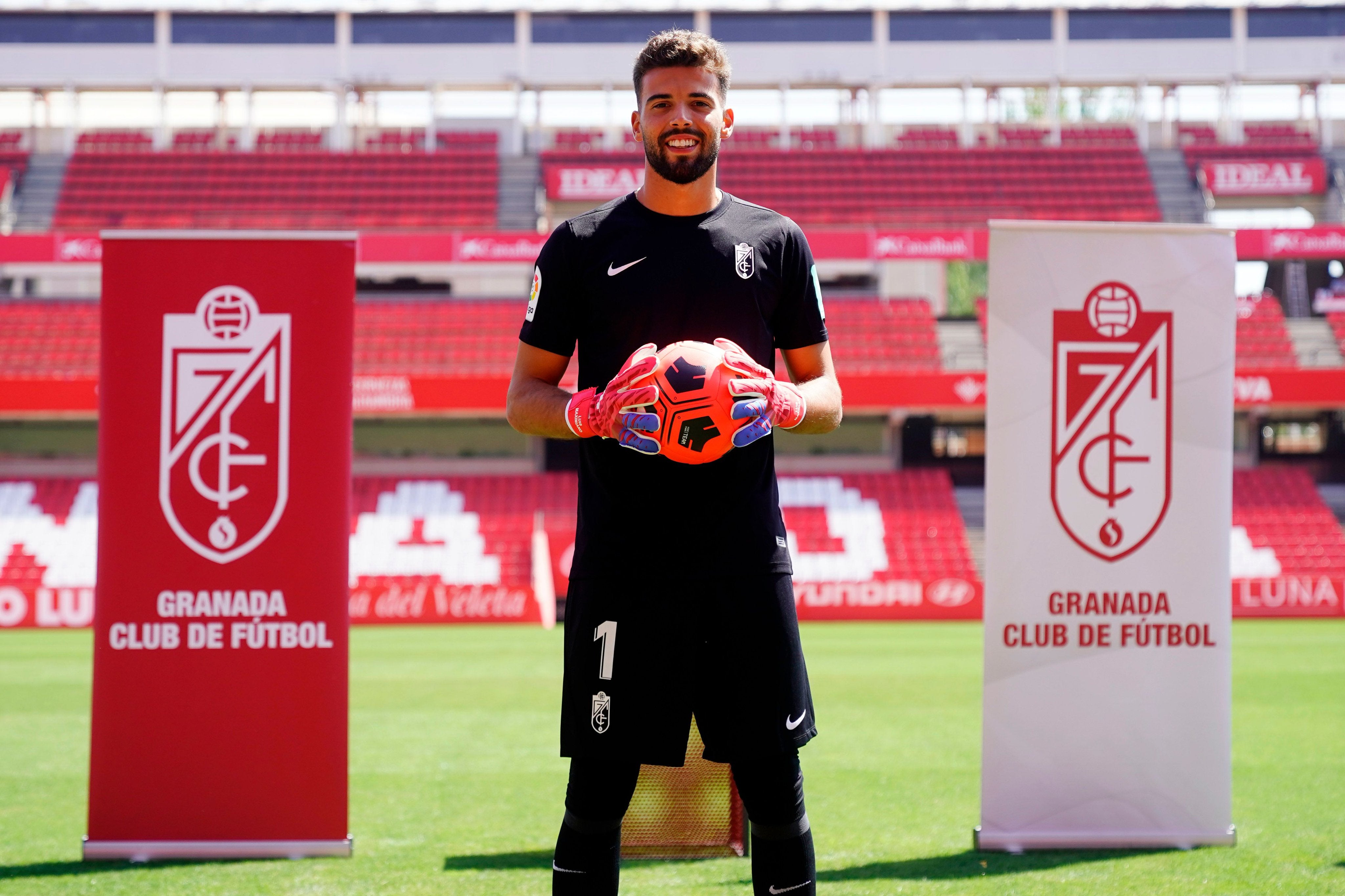 El Granada CF presenta a Luis Maximiano y no cierra la puerta a más fichajes. Onda Deportiva Granada 18/08/2021 El Granada CF presenta a Luis Maximiano y no cierra la puerta a más fichajes. Onda Deportiva Granada 18/08/2021