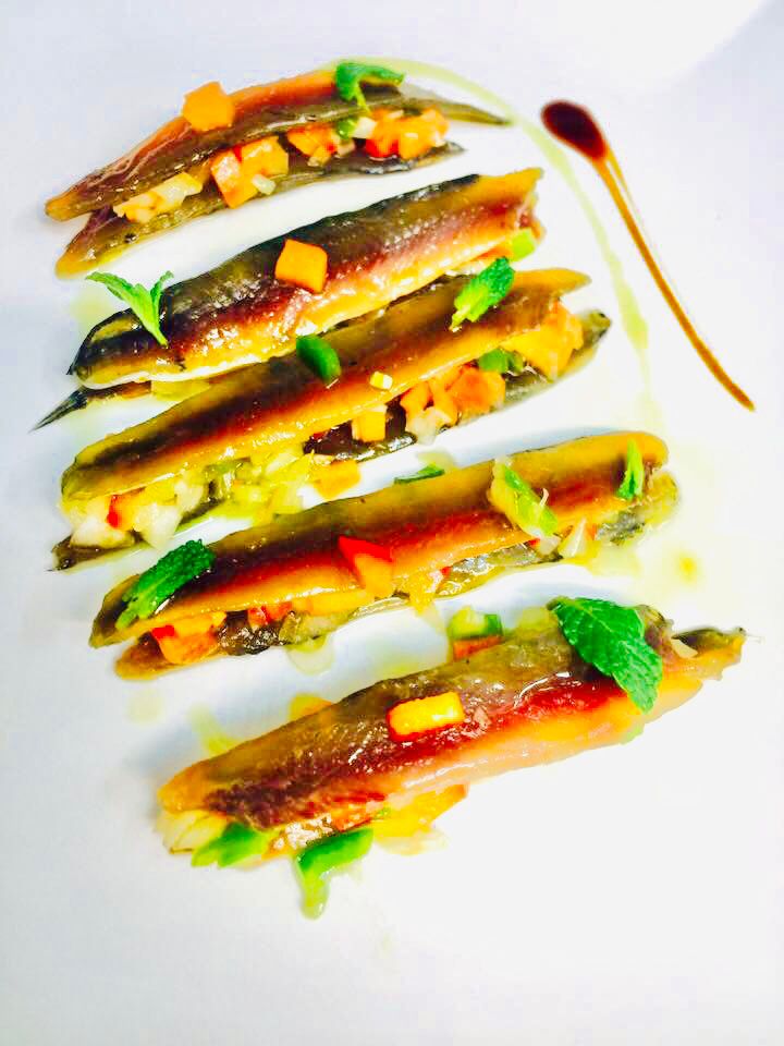 Anchoas naturales con vinagreta de verduras y cítricos Anchoas naturales con vinagreta de verduras y cítricos