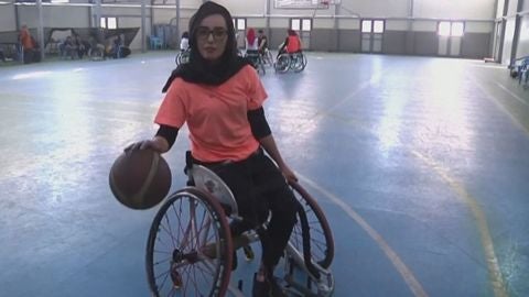 La jugadora de baloncesto afgana Nilofar Bayat