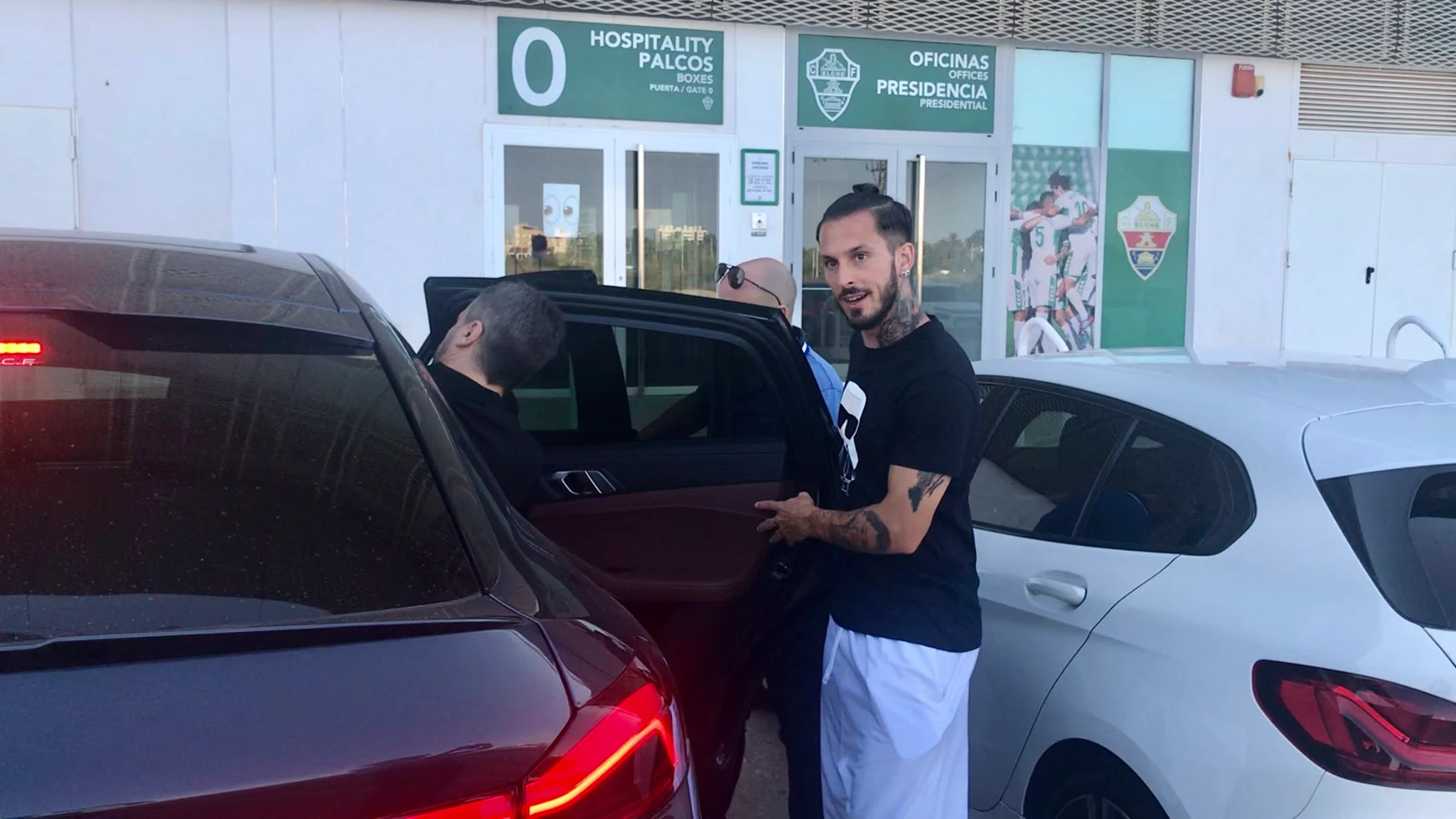 Darío Benedetto, camino del entrenamiento del Elche en el campo municipal José Díez Iborra. ELCHE CF