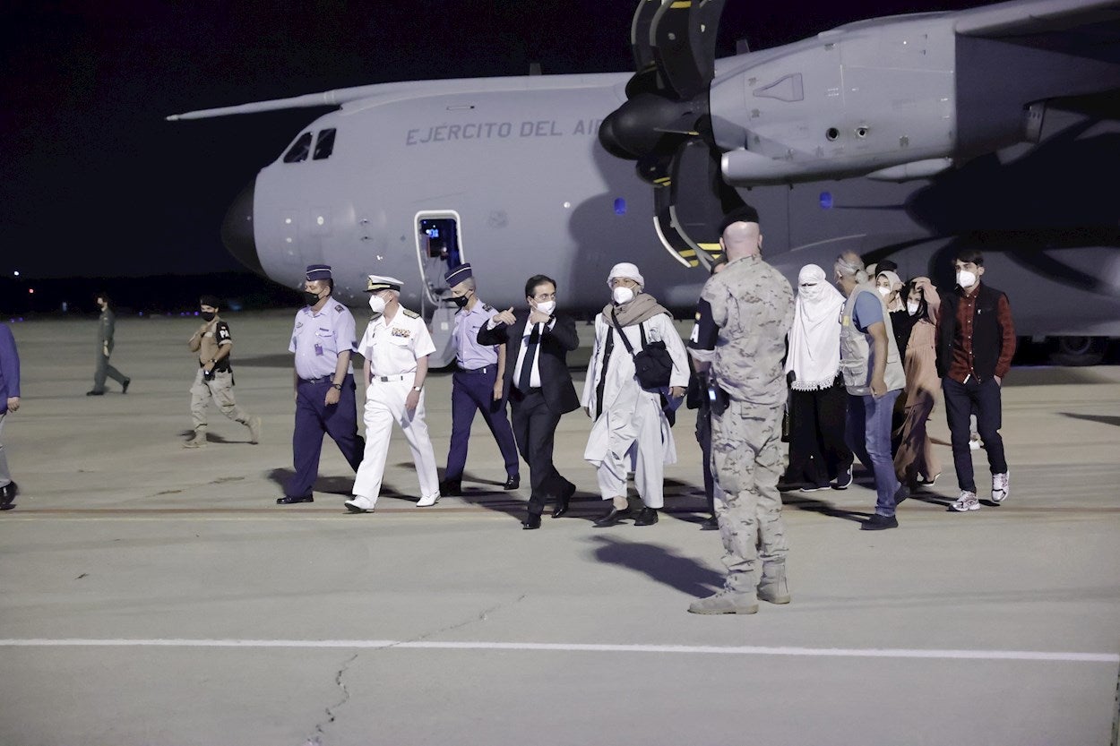 Llega a Madrid el primer avión desde Kabul con 55 españoles y colaboradores afganos Llega a Madrid el primer avión desde Kabul con 55 españoles y colaboradores afganos