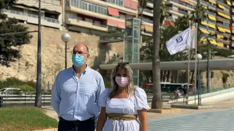 Manuel Villar y Mari Carmen Sánchez posando frente a la bandera "Q" Manuel Villar y Mari Carmen Sánchez posando frente a la bandera "Q"