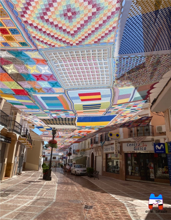 Vecinos de Alhaurín tejen una gran lona que da sombra a una calle de su municipio Vecinos de Alhaurín tejen una gran lona que da sombra a una calle de su municipio