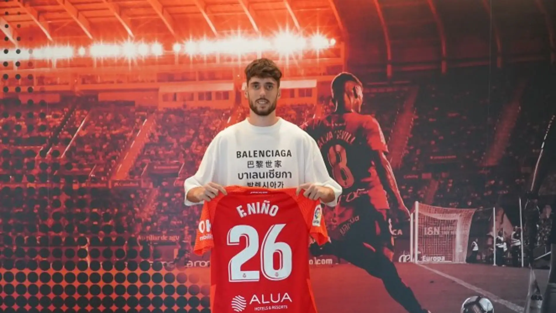 El delantero Fer Niño posa con la camiseta del Real Mallorca.