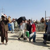 Afganistán, últimas noticias hoy: llegada de los primeros repatriados y revueltas en Kabul contra los talibanes