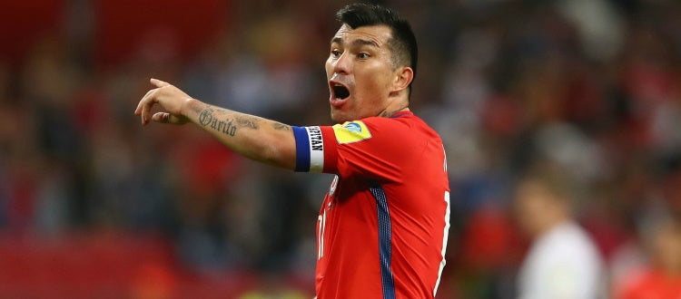 El Elche duda con el fichaje del internacional chileno Gary Medel El Elche duda con el fichaje del internacional chileno Gary Medel