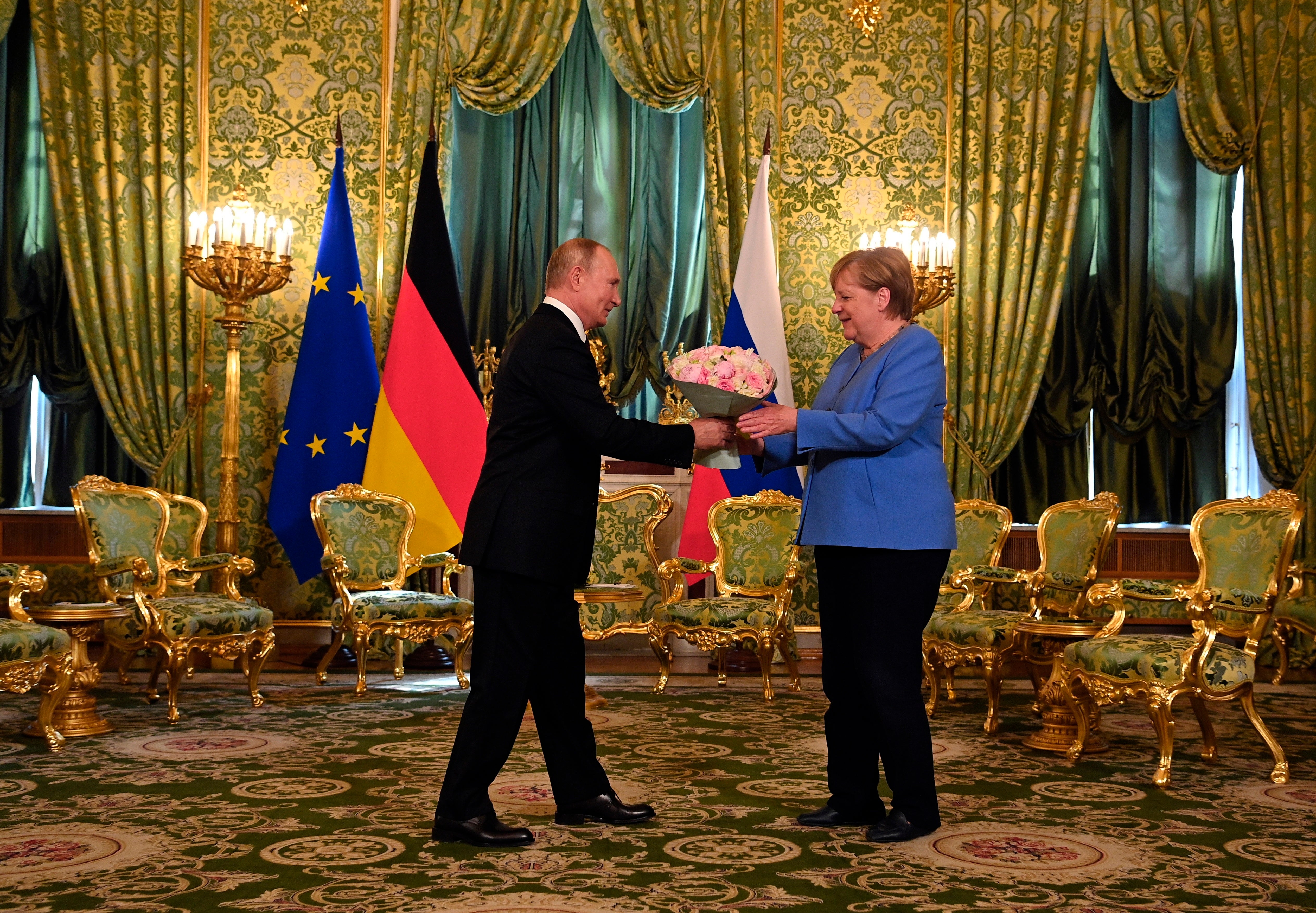 Putin y Merkel reconocen la necesidad de diálogo con los talibán para analizar el futuro de Afganistán Putin y Merkel reconocen la necesidad de diálogo con los talibán para analizar el futuro de Afganistán