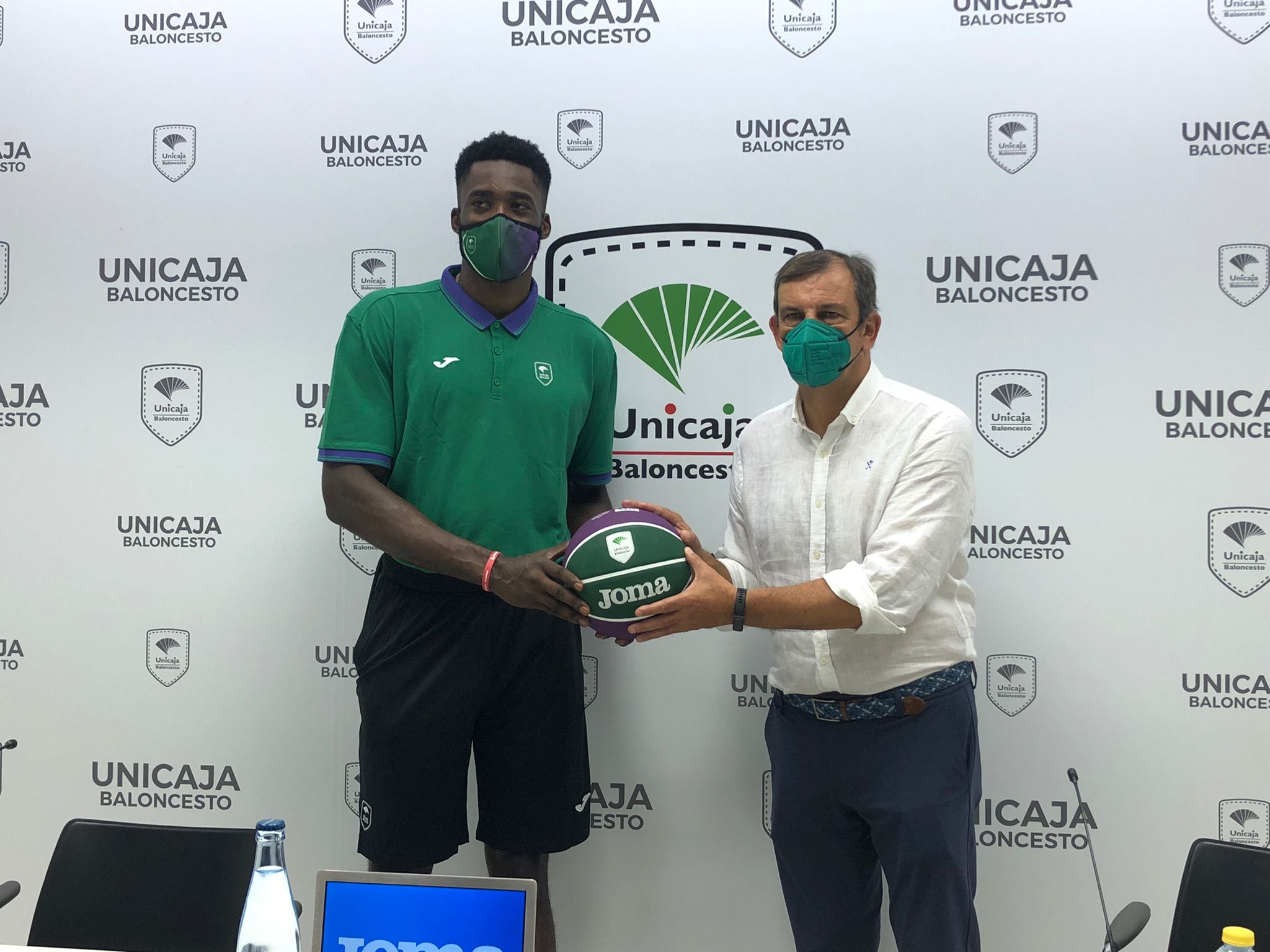 Michael Eric: "Tuve una oportunidad de jugar en el Unicaja hace años. Ahora, vi que podía encajar en el equipo y eso me decidió para venir" Michael Eric: "Tuve una oportunidad de jugar en el Unicaja hace años. Ahora, vi que podía encajar en el equipo y eso me decidió para venir"