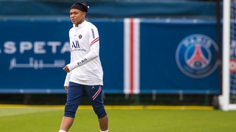 Mbapp&eacute; durante un entrenamiento con el PSG