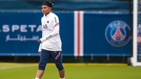Mbappé durante un entrenamiento con el PSG Mbappé durante un entrenamiento con el PSG