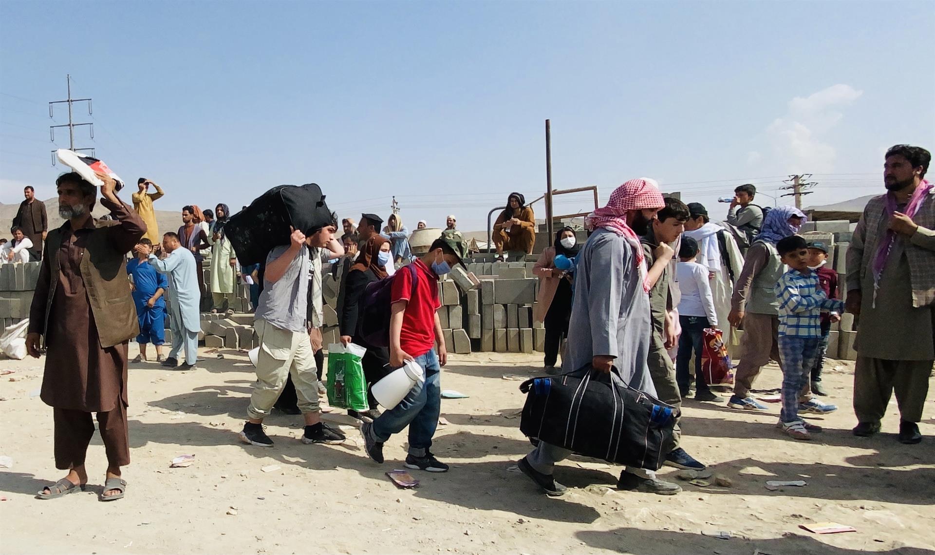 El caos sigue rodeando el aeropuerto de Kabul, escenario de desesperación y violencia El caos sigue rodeando el aeropuerto de Kabul, escenario de desesperación y violencia