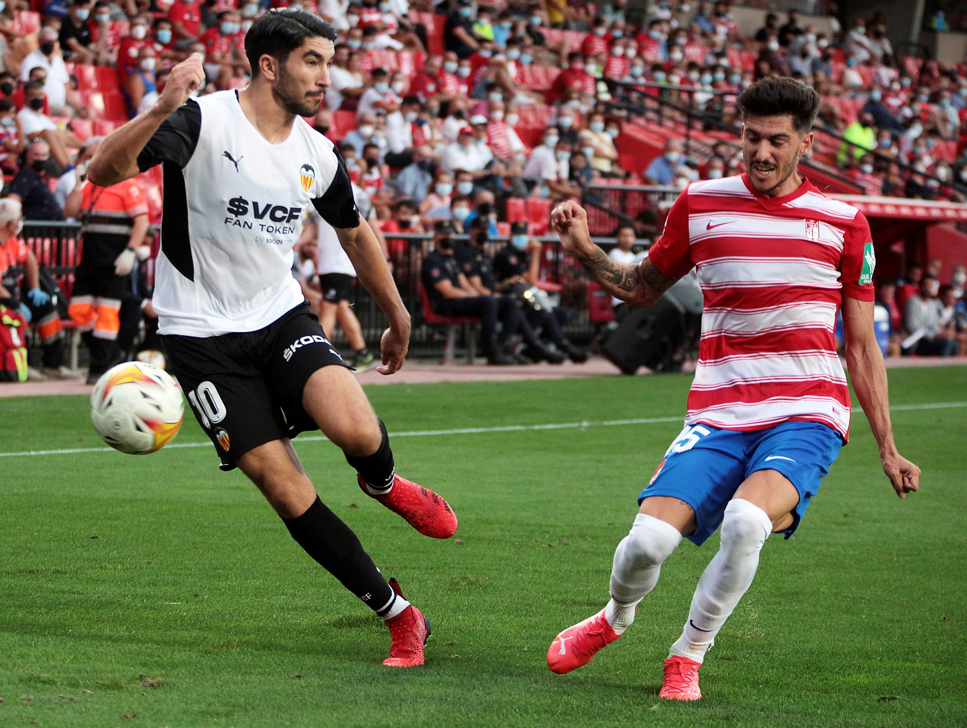 Un gol de penalti de Soler salva un punto para el Valencia Un gol de penalti de Soler salva un punto para el Valencia
