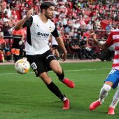Un gol de penalti de Soler salva un punto para el Valencia
