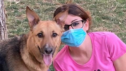 Gemma Ruiz con su perro Danko