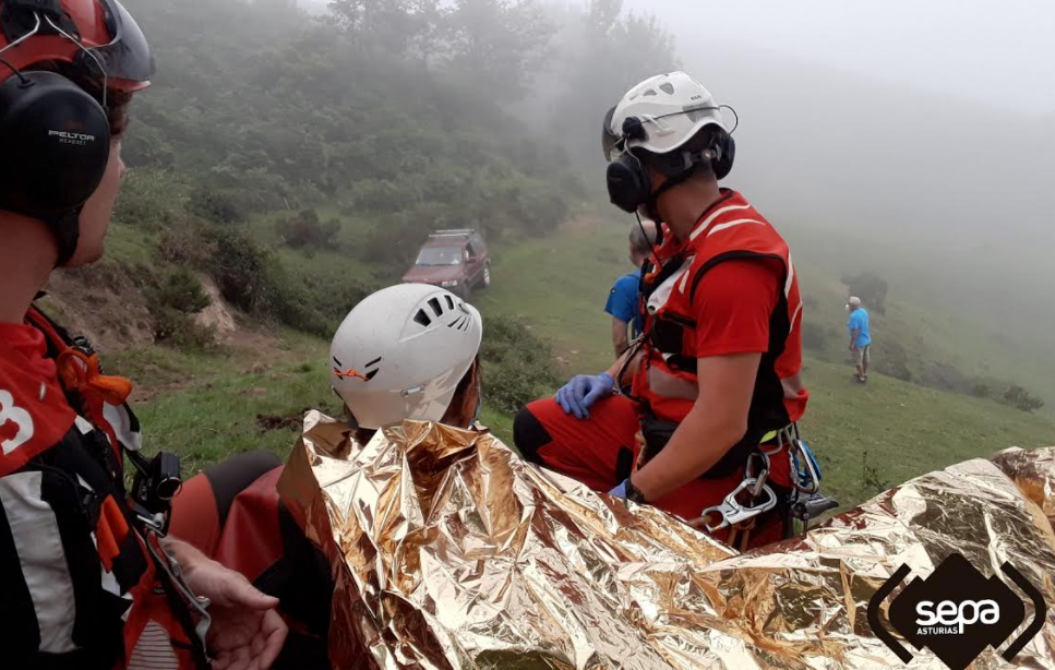 El grupo de rescate traslada a una montañera herida en el concejo de Caso El grupo de rescate traslada a una montañera herida en el concejo de Caso