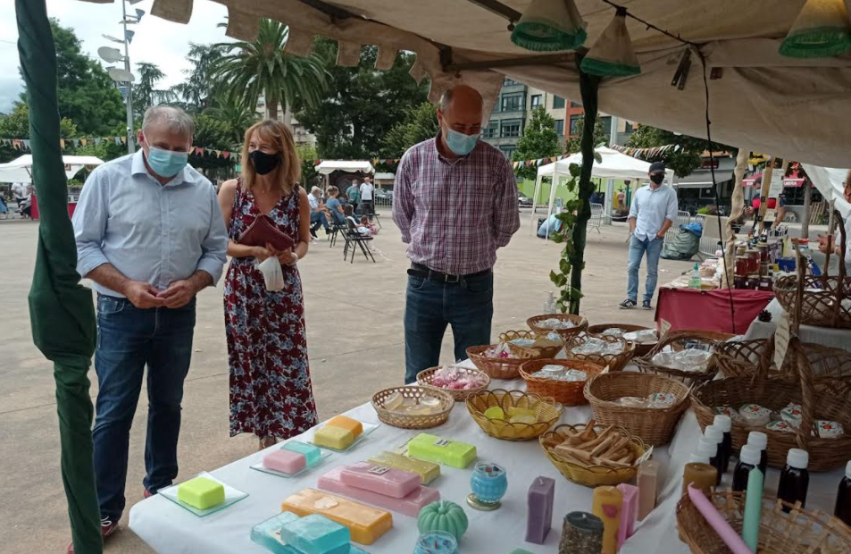 Ana Cárcaba: "Hay que poner en valor el trabajo del Ayuntamiento de Parres con la Feria del Desembalaje y el Mercáu Tradicional" Ana Cárcaba: "Hay que poner en valor el trabajo del Ayuntamiento de Parres con la Feria del Desembalaje y el Mercáu Tradicional"