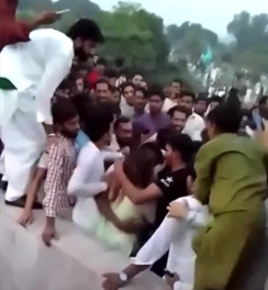 400 hombres agreden y desnudan a una mujer que estaba grabando vídeos para TikTok en Pakistán 400 hombres agreden y desnudan a una mujer que estaba grabando vídeos para TikTok en Pakistán