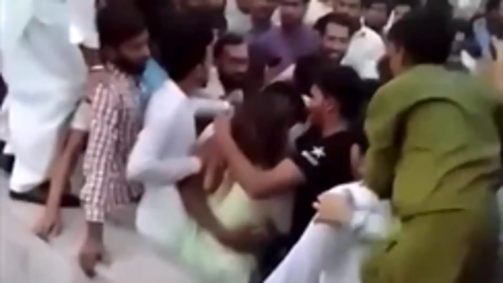 400 hombres agreden y desnudan a una mujer que estaba grabando vídeos para TikTok en Pakistán