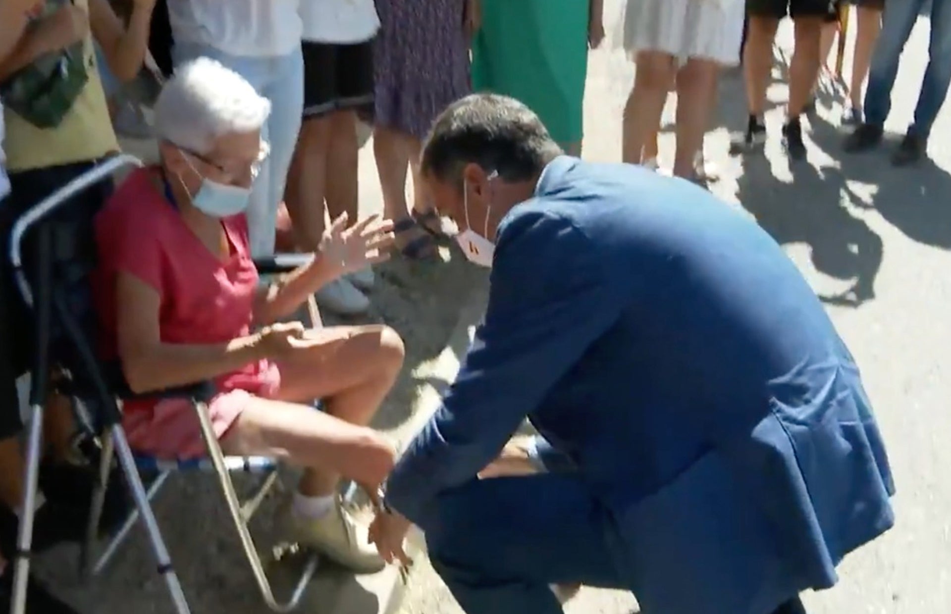 El conmovedor gesto de Pedro Sánchez al firmar la escayola de Paquita, una vecina de Sotalbo El conmovedor gesto de Pedro Sánchez al firmar la escayola de Paquita, una vecina de Sotalbo