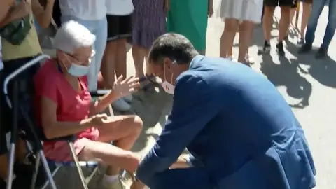 El conmovedor gesto de Pedro Sánchez al firmar la escayola de Paquita, una vecina de Sotalbo El conmovedor gesto de Pedro Sánchez al firmar la escayola de Paquita, una vecina de Sotalbo